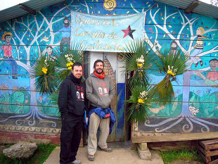 Iván Prado e Manuel Vicente ("Roxo") no caracol de Oventic durante a celebración do Fesatival da Digna Rabia organizado polo EZLN, evento que se está celebrando entre o