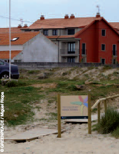 Edificios á beira do acceso ao ENP de Corrubedo