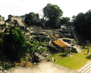 Acrópole Norte, Tikan, Guatemala. Flickr: Nyaminyami