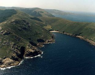 A praia da Arnela atópase nun lugar de moi difícil acceso