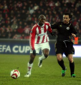 Sergio loita por un balón cun xogador do Aalborg