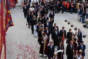 A comitiva, camiño da catedral (clique para ampliar)